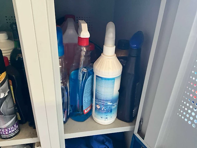 Lockerkast met inhoud - afbeelding 5 van  9