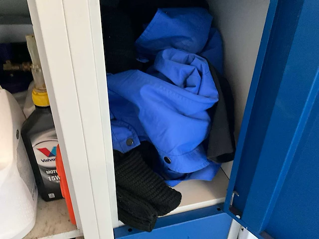Lockerkast met inhoud - afbeelding 8 van  9