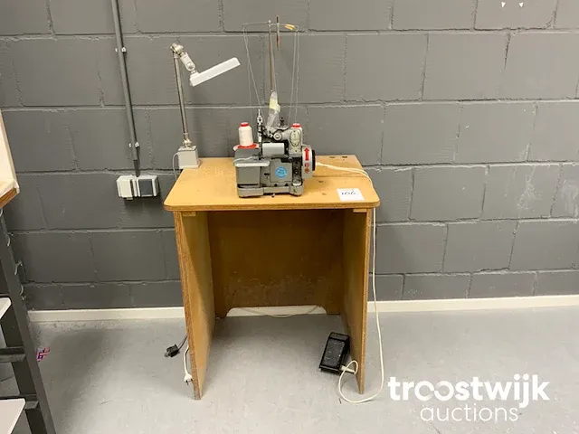 Lockmachine met werktafel - afbeelding 1 van  6