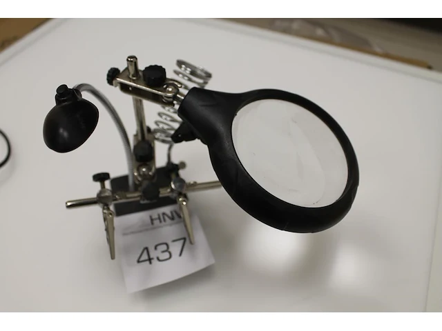 Loepinstrument met houders en verlichting. - afbeelding 1 van  1