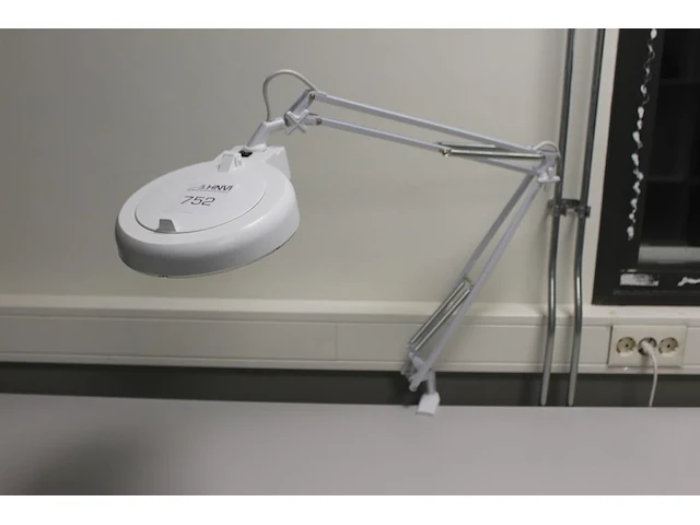 Loeplamp met bureaubeugel - afbeelding 1 van  2