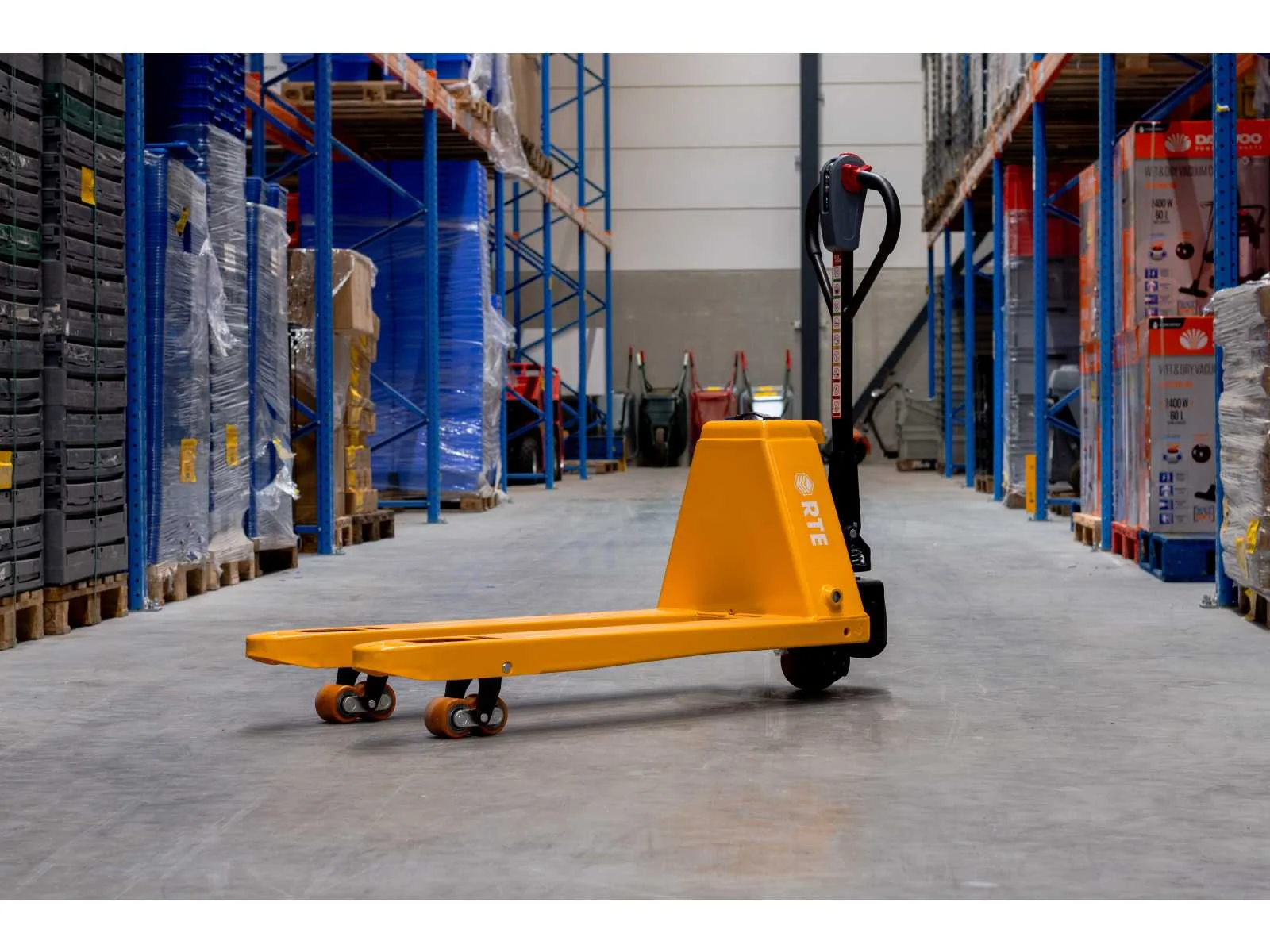 Logistieke transportmiddelen, gereedschappen, reinigingsmachines en generatoren