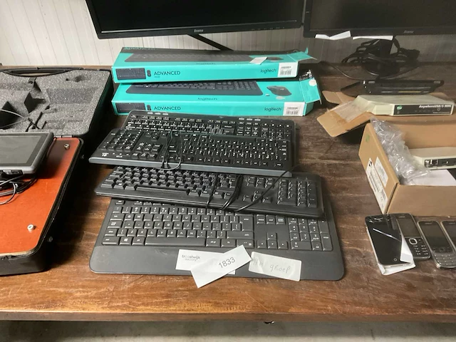 Logitech toetsenbord (6x) - afbeelding 1 van  4