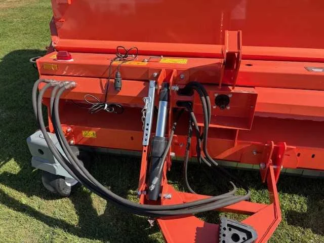 Loma magmt210 klepelmaaier met gras- en bladcontainer hoogleegkiep 240cm. - afbeelding 7 van  9