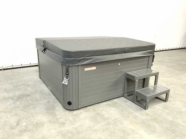 London with nordic insulation jacuzzi - afbeelding 13 van  19
