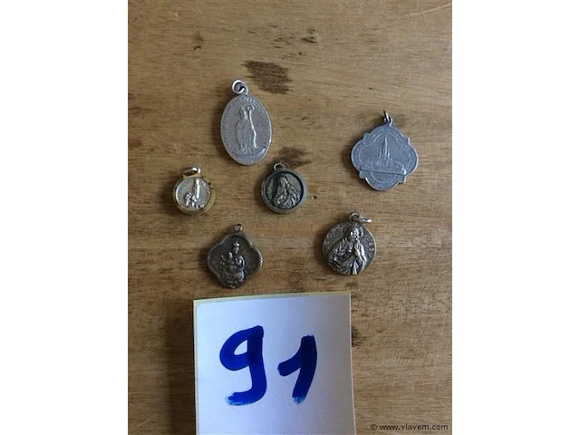 Lot amuletten - afbeelding 1 van  2