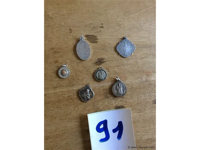Lot amuletten - afbeelding 2 van  2