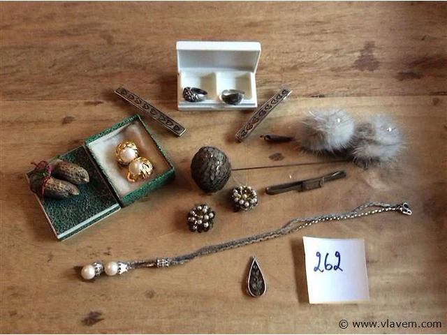 Lot fantasiejuwelen - afbeelding 1 van  3