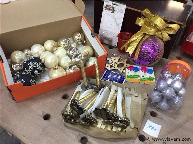 Lot kerstballen + kaarsjes op knijper - afbeelding 1 van  4