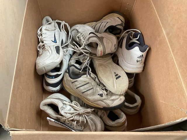 Lot of shoes - afbeelding 1 van  2