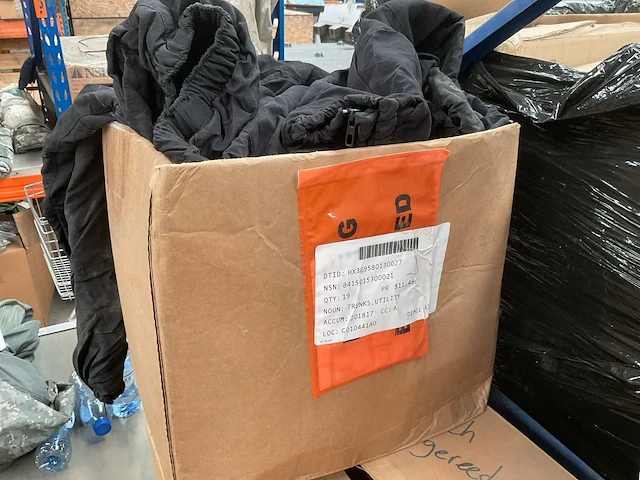 Lot of trousers - afbeelding 2 van  2
