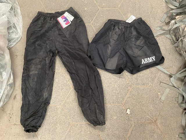 Lot of trousers - afbeelding 1 van  2