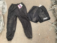 Lot of trousers - afbeelding 1 van  2