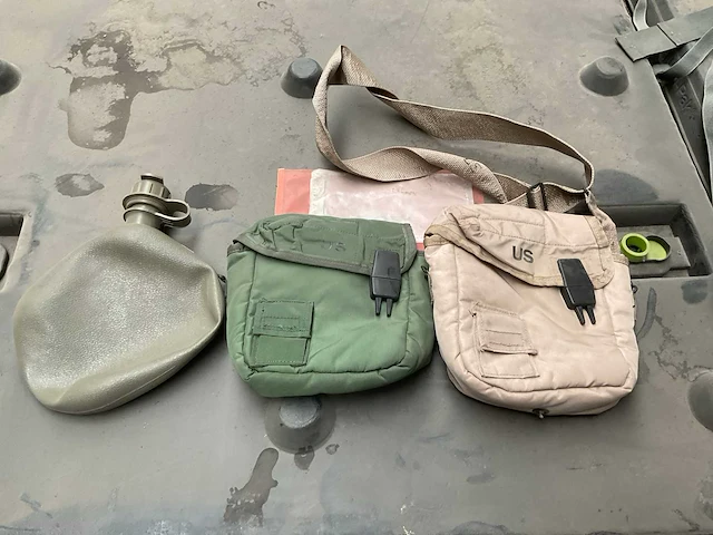 Lot off water bottle with pouch - afbeelding 1 van  3
