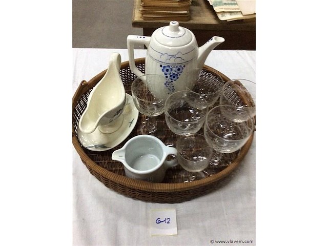 Lot varia met mand - afbeelding 1 van  3