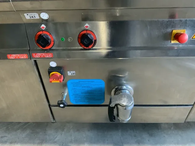 Lotus/electrolux bak- en kookeiland “rvs” - afbeelding 9 van  45