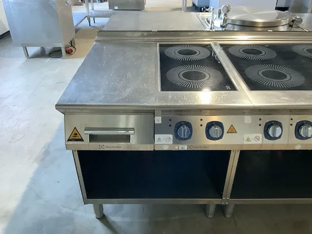 Lotus/electrolux bak- en kookeiland “rvs” - afbeelding 36 van  45