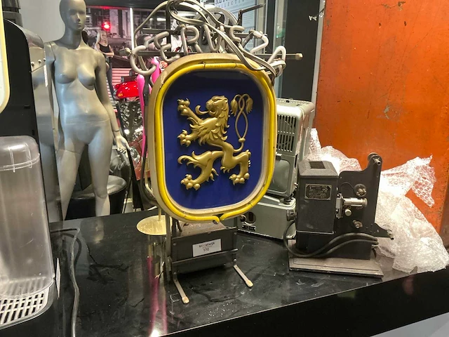 Löwenbrau cerveza neonreclame - afbeelding 2 van  8