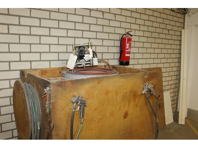 Lucht aangestuurde dubbele membraanpomp graco husky model 716. met twee lijmspuiten en lijmvat in transport... - afbeelding 1 van  4