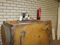 Lucht aangestuurde dubbele membraanpomp graco husky model 716. met twee lijmspuiten en lijmvat in transport... - afbeelding 1 van  4