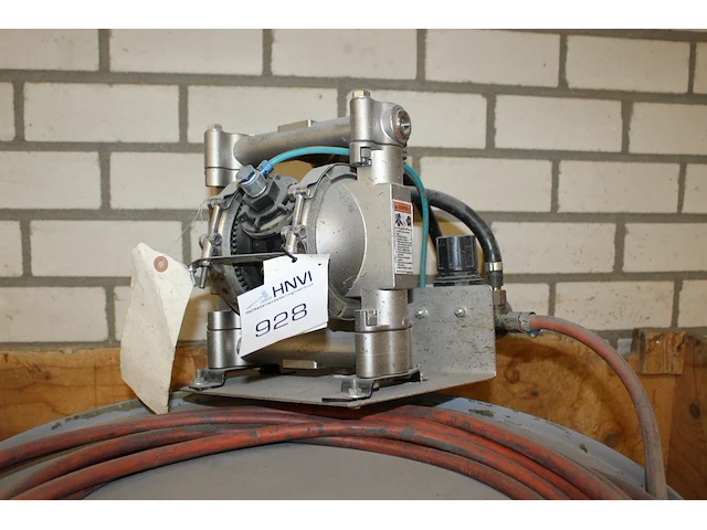 Lucht aangestuurde dubbele membraanpomp graco husky model 716. met twee lijmspuiten en lijmvat in transport... - afbeelding 2 van  4