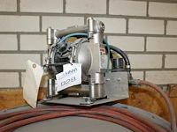 Lucht aangestuurde dubbele membraanpomp graco husky model 716. met twee lijmspuiten en lijmvat in transport... - afbeelding 2 van  4