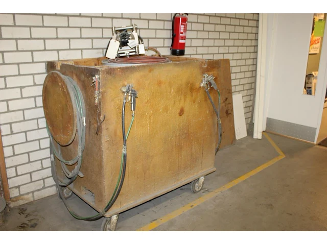 Lucht aangestuurde dubbele membraanpomp graco husky model 716. met twee lijmspuiten en lijmvat in transport... - afbeelding 4 van  4
