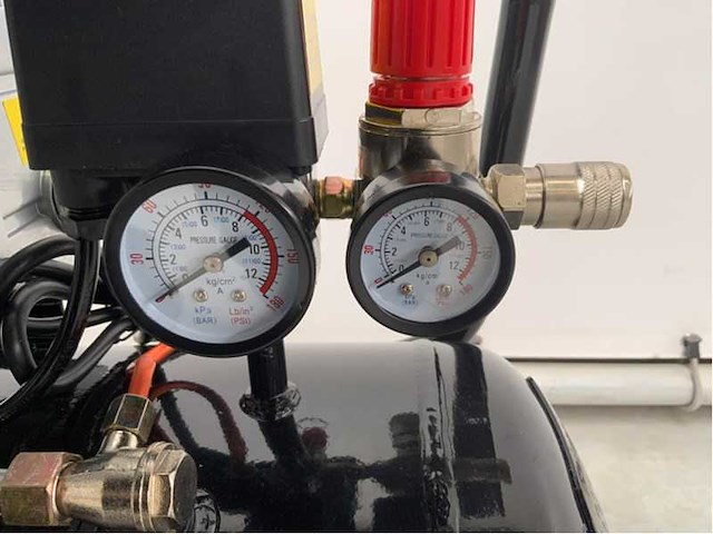 Luchtcompressor 50l model 3598 - afbeelding 10 van  15