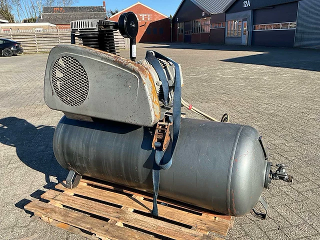 Luchtcompressor - afbeelding 1 van  13