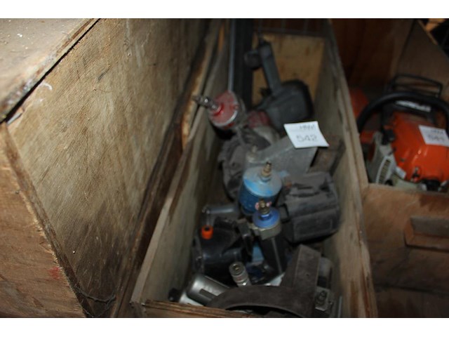 Luchtgereedschappen in houten bak w.o. 5 tackers. - afbeelding 1 van  2