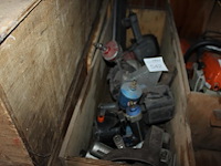 Luchtgereedschappen in houten bak w.o. 5 tackers. - afbeelding 1 van  2