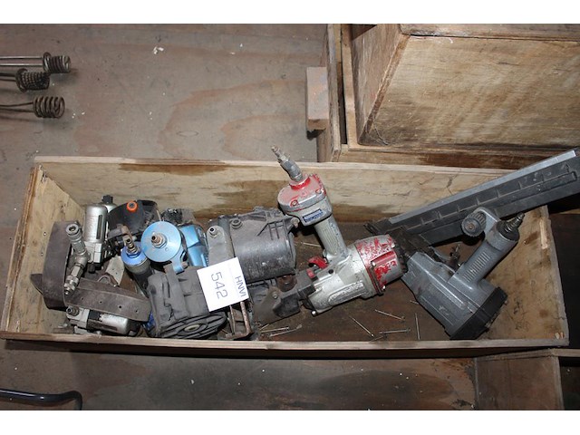 Luchtgereedschappen in houten bak w.o. 5 tackers. - afbeelding 2 van  2