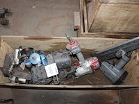 Luchtgereedschappen in houten bak w.o. 5 tackers. - afbeelding 2 van  2