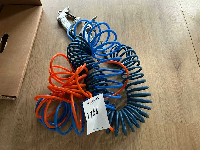 Luchtpistool met spuraalslang (2x) - afbeelding 1 van  2