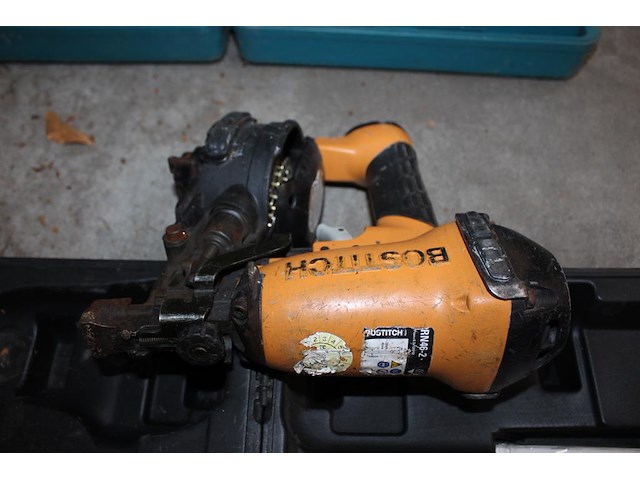 Luchttacker bostich in koffer. - afbeelding 2 van  2