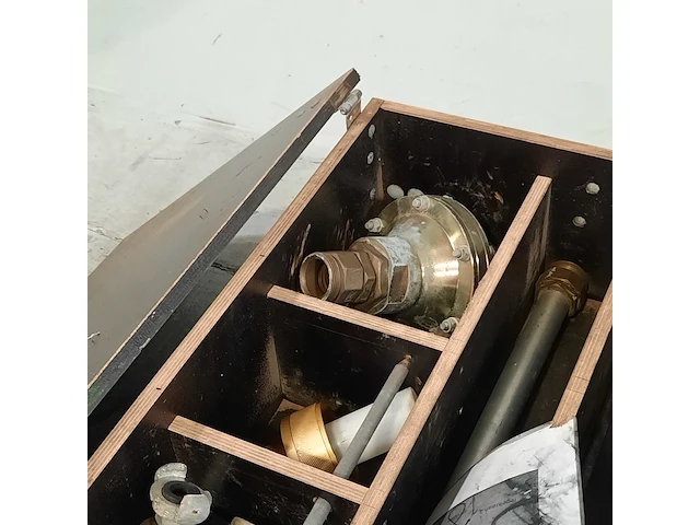 Luchtverplaatser in houten kist - afbeelding 14 van  14