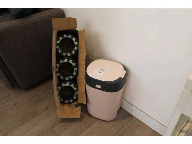 Luieremmer diaper genie complete voor circa 25 luiers met drie navulcassettes. - afbeelding 1 van  1
