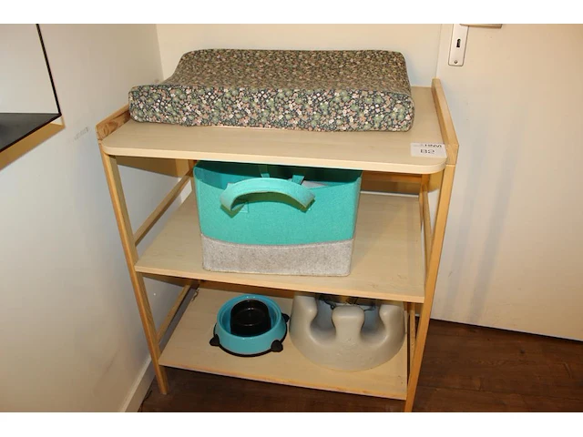 Luiertafel met verschoningskussen en diverse babyartikelen in tas. afmeting 78 x 56 x 90 cm - afbeelding 1 van  3