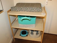 Luiertafel met verschoningskussen en diverse babyartikelen in tas. afmeting 78 x 56 x 90 cm - afbeelding 1 van  3