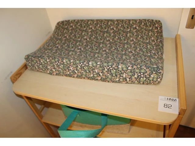 Luiertafel met verschoningskussen en diverse babyartikelen in tas. afmeting 78 x 56 x 90 cm - afbeelding 2 van  3