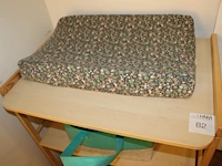 Luiertafel met verschoningskussen en diverse babyartikelen in tas. afmeting 78 x 56 x 90 cm - afbeelding 2 van  3