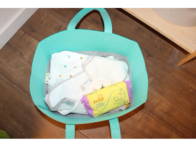 Luiertafel met verschoningskussen en diverse babyartikelen in tas. afmeting 78 x 56 x 90 cm - afbeelding 3 van  3