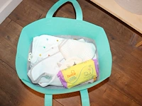 Luiertafel met verschoningskussen en diverse babyartikelen in tas. afmeting 78 x 56 x 90 cm - afbeelding 3 van  3