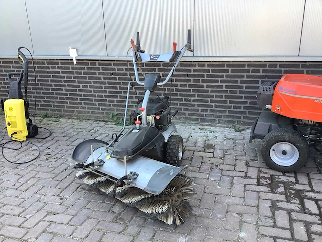 Lumag km1000 straatveegmachine - afbeelding 1 van  6