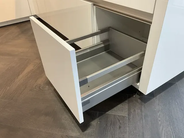 Lux hoek met eiland keukenopstelling - afbeelding 2 van  38