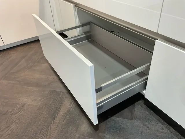 Lux hoek met eiland keukenopstelling - afbeelding 3 van  38