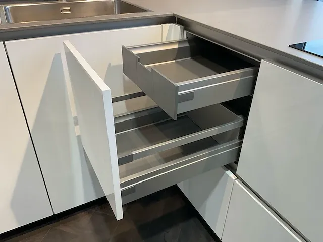 Lux hoek met eiland keukenopstelling - afbeelding 5 van  38