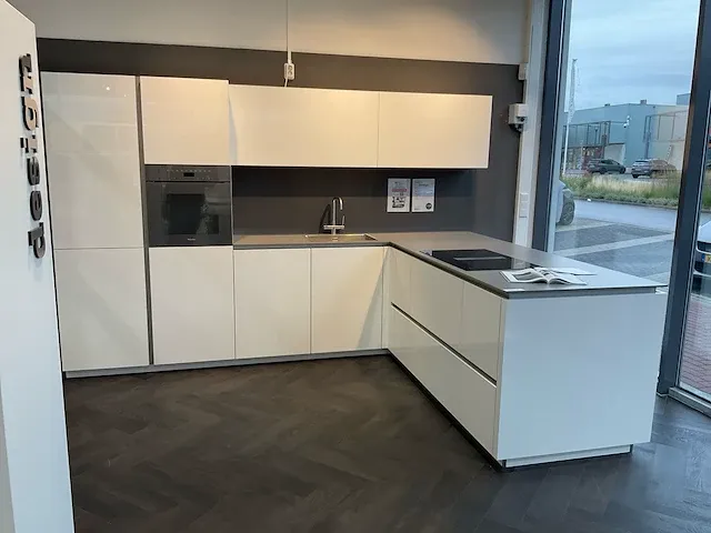 Lux hoek met eiland keukenopstelling - afbeelding 1 van  38