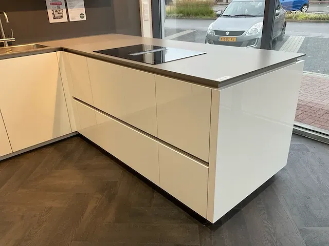 Lux hoek met eiland keukenopstelling - afbeelding 12 van  38
