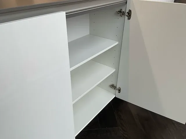 Lux hoek met eiland keukenopstelling - afbeelding 29 van  38